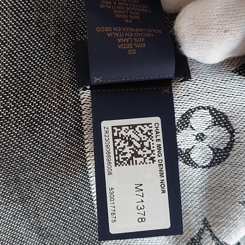 LV M71378 Monogram Denim 🌈實品拍照🌈披肩/滿版老花/羊毛絲綢披肩/圍巾/黑銀/黑灰(9.8新)-33