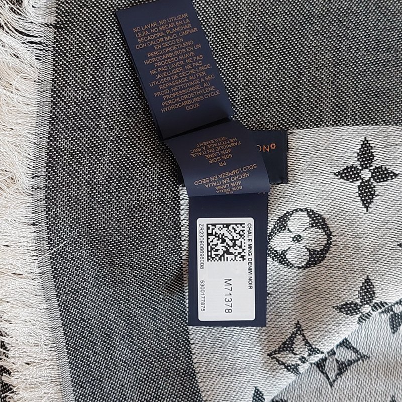 LV M71378 Monogram Denim 🌈實品拍照🌈披肩/滿版老花/羊毛絲綢披肩/圍巾/黑銀/黑灰(9.8新)-34