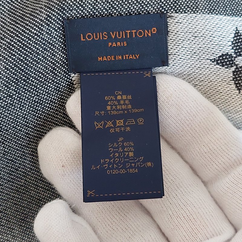 LV M71378 Monogram Denim 🌈實品拍照🌈披肩/滿版老花/羊毛絲綢披肩/圍巾/黑銀/黑灰(9.8新)-35