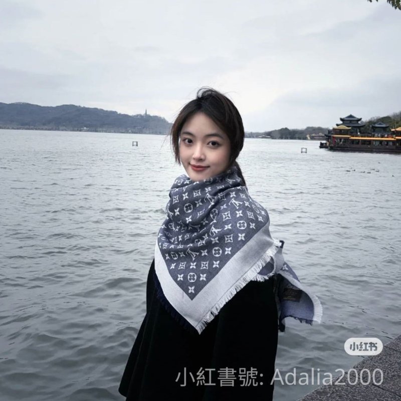 LV M71378 Monogram Denim 🌈實品拍照🌈披肩/滿版老花/羊毛絲綢披肩/圍巾/黑銀/黑灰(9.8新)-37