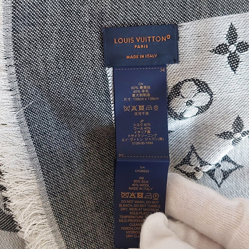 LV M71378 Monogram Denim 🌈實品拍照🌈披肩/滿版老花/羊毛絲綢披肩/圍巾/黑銀/黑灰(9.8新)-43