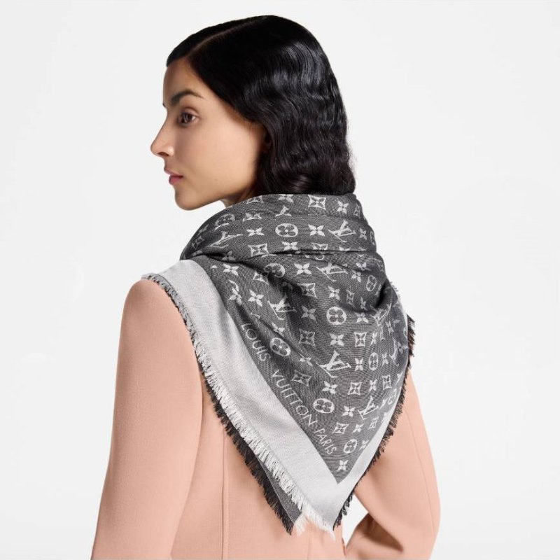 LV M71378 Monogram Denim 🌈實品拍照🌈披肩/滿版老花/羊毛絲綢披肩/圍巾/黑銀/黑灰(9.8新)-44