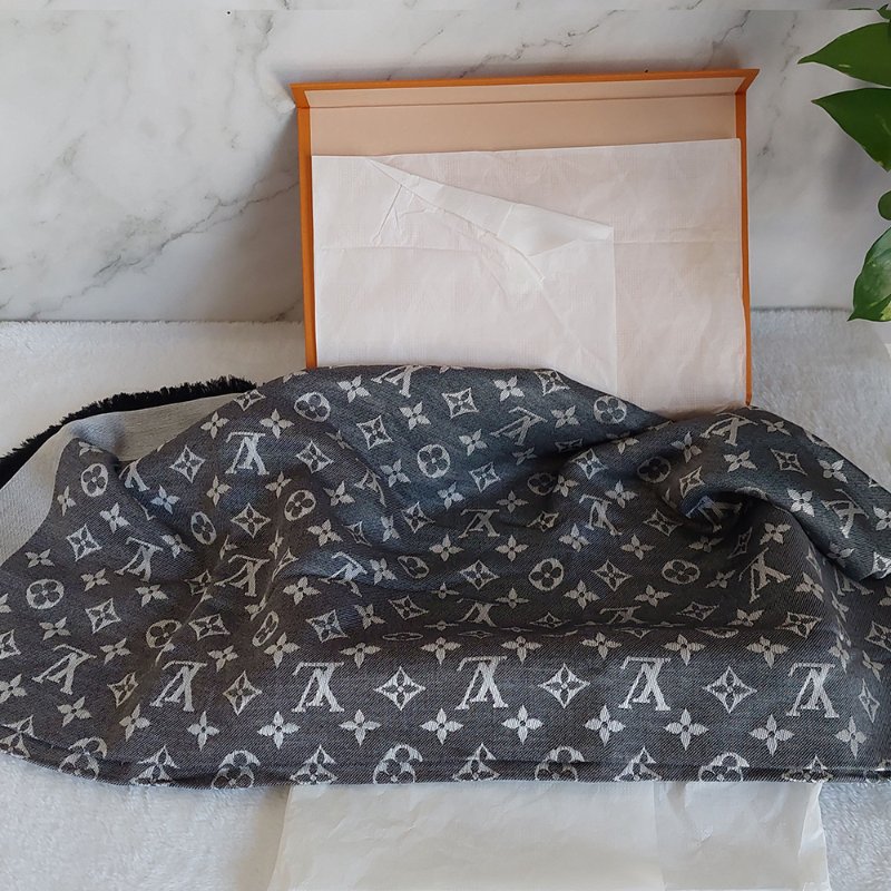 LV M71378 Monogram Denim 🌈實品拍照🌈披肩/滿版老花/羊毛絲綢披肩/圍巾/黑銀/黑灰(9.8新)-49