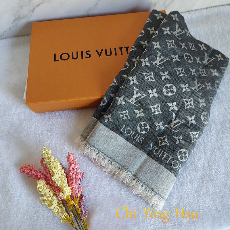 LV M71378 Monogram Denim 🌈實品拍照🌈披肩/滿版老花/羊毛絲綢披肩/圍巾/黑銀/黑灰(9.8新)-50