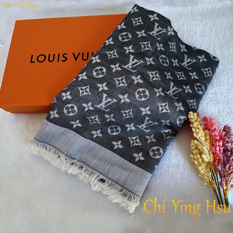 LV M71378 Monogram Denim 🌈實品拍照🌈披肩/滿版老花/羊毛絲綢披肩/圍巾/黑銀/黑灰(9.8新)-51