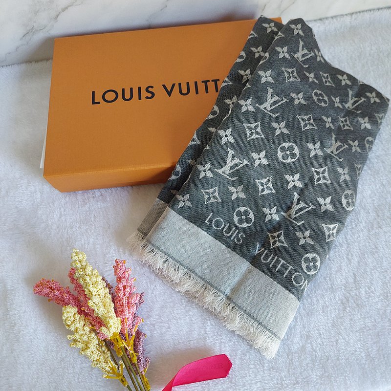 LV M71378 Monogram Denim 🌈實品拍照🌈披肩/滿版老花/羊毛絲綢披肩/圍巾/黑銀/黑灰(9.8新)-58