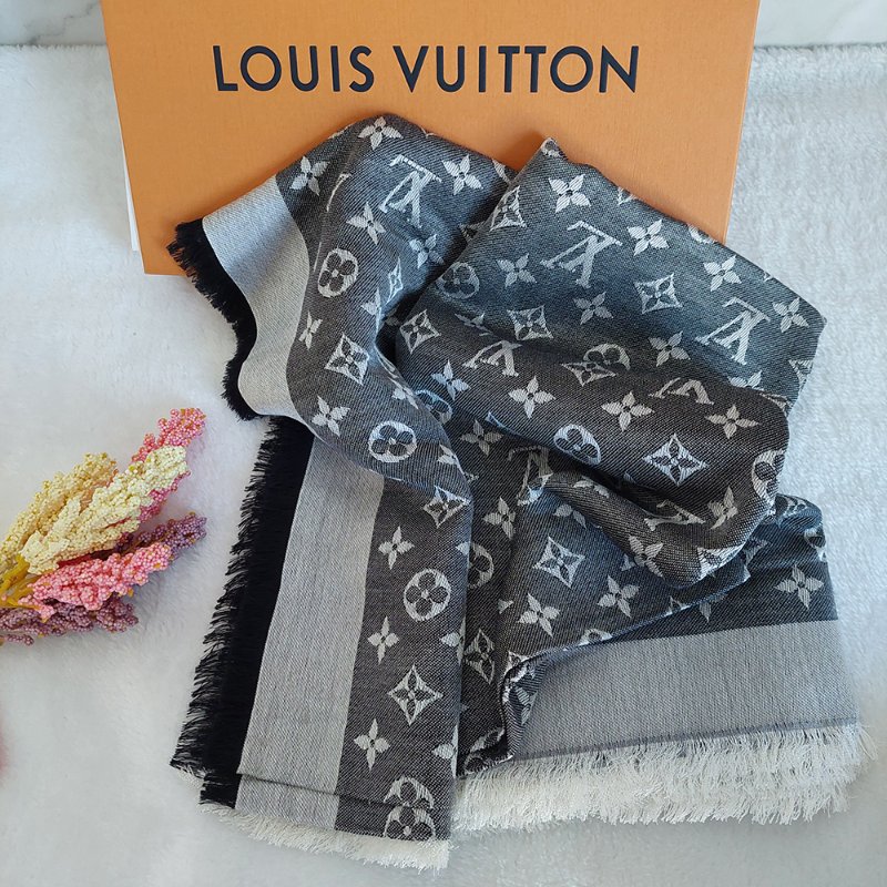 LV M71378 Monogram Denim 🌈實品拍照🌈披肩/滿版老花/羊毛絲綢披肩/圍巾/黑銀/黑灰(9.8新)-59