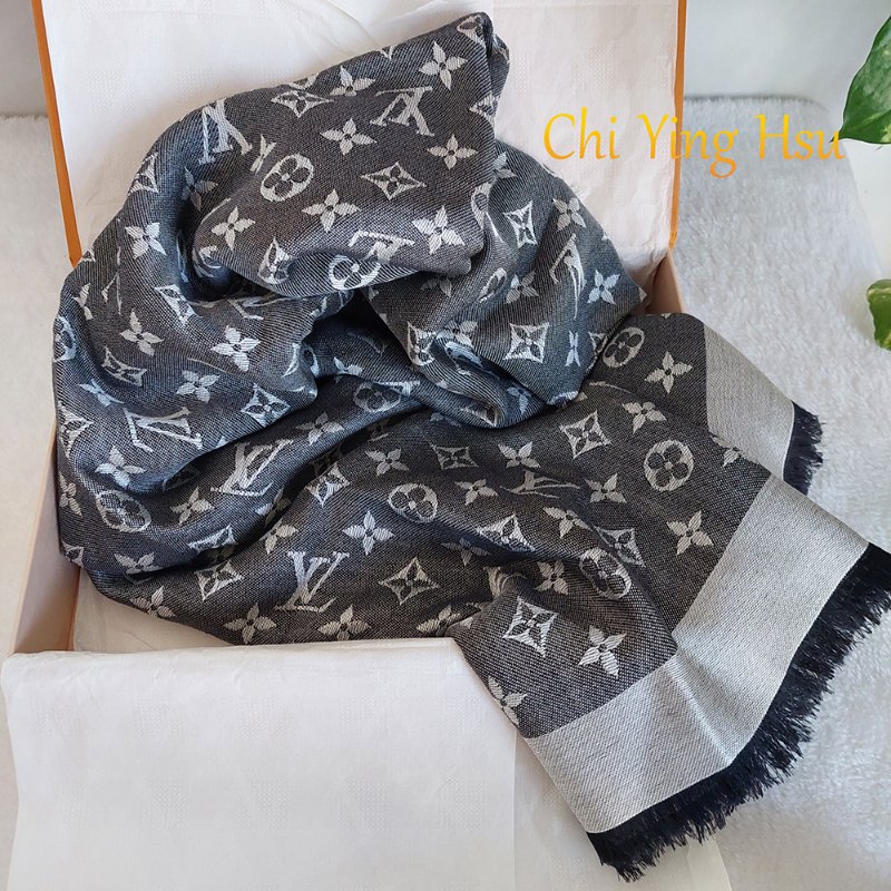 LV M71378 Monogram Denim 🌈實品拍照🌈披肩/滿版老花/羊毛絲綢披肩/圍巾/黑銀/黑灰(9.8新)-60