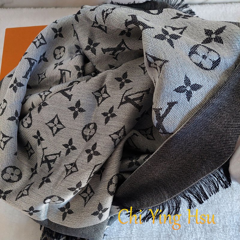 LV M71378 Monogram Denim 🌈實品拍照🌈披肩/滿版老花/羊毛絲綢披肩/圍巾/黑銀/黑灰(9.8新)-61