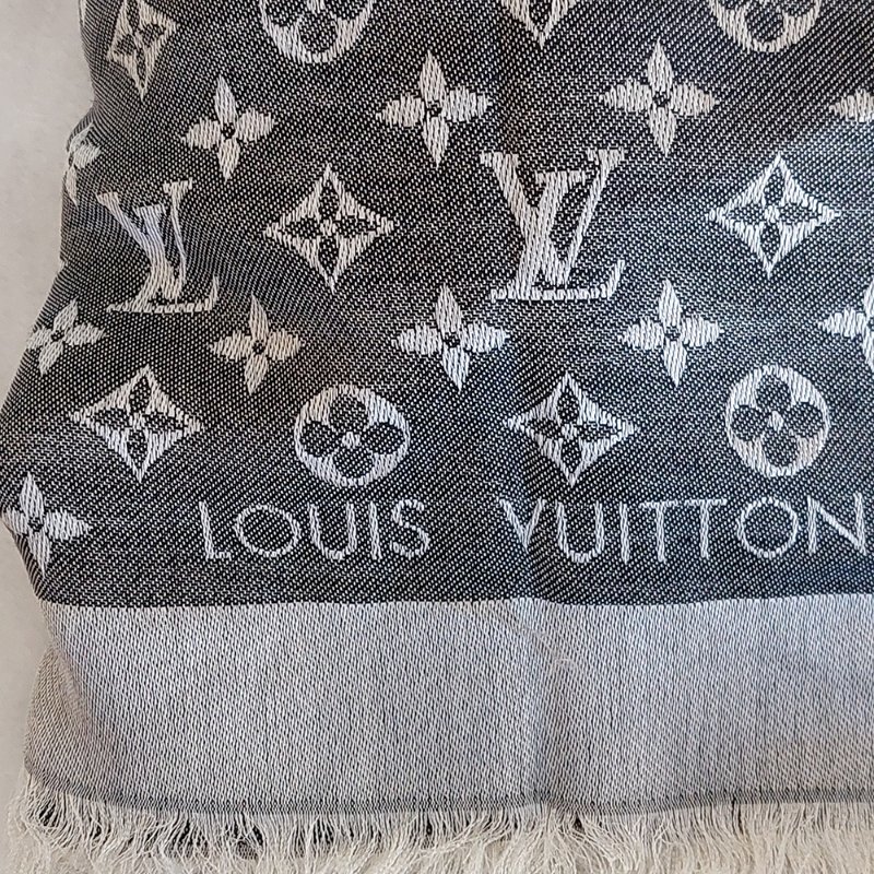 LV M71378 Monogram Denim 🌈實品拍照🌈披肩/滿版老花/羊毛絲綢披肩/圍巾/黑銀/黑灰(9.8新)-63