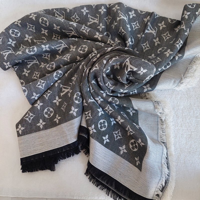 LV M71378 Monogram Denim 🌈實品拍照🌈披肩/滿版老花/羊毛絲綢披肩/圍巾/黑銀/黑灰(9.8新)-64