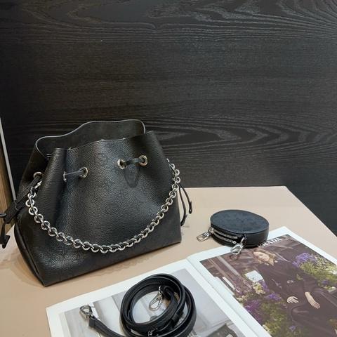 LV 黑牛皮銀釦Bella束口肩斜包 M57070