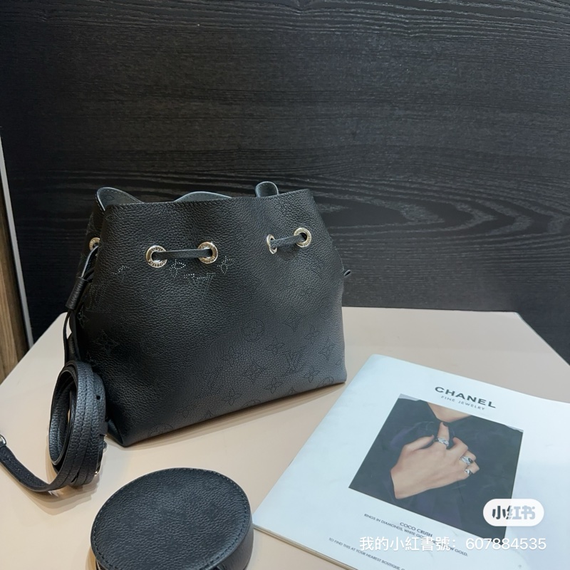 LV 黑牛皮銀釦Bella束口肩斜包 M57070-1