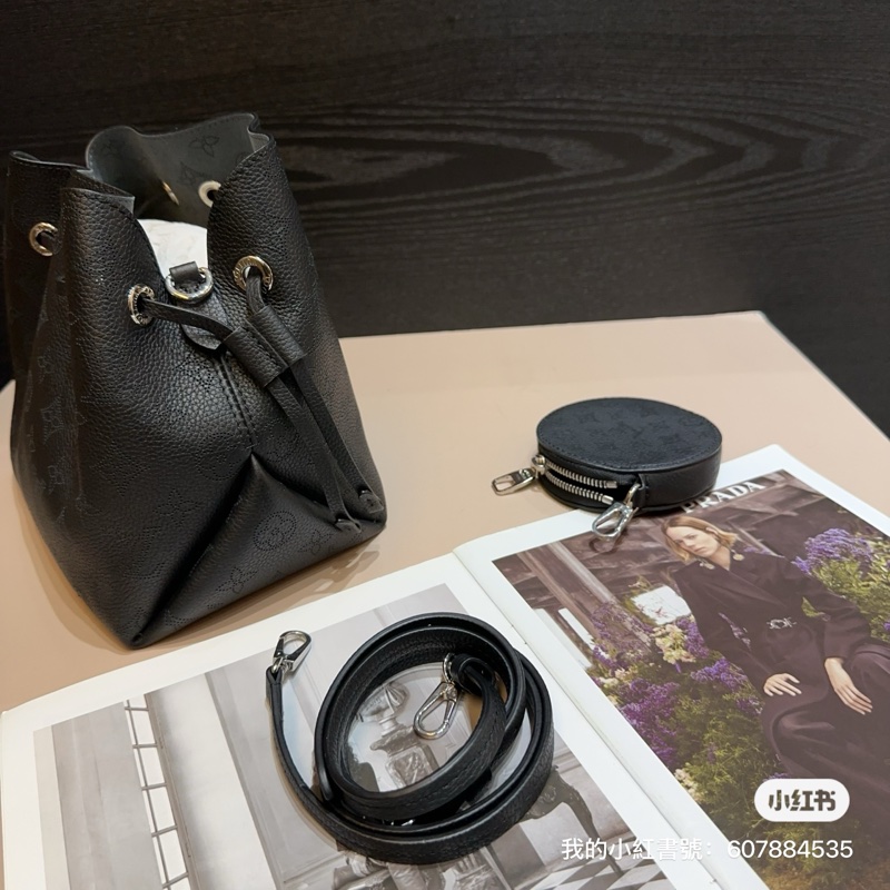 LV 黑牛皮銀釦Bella束口肩斜包 M57070-2