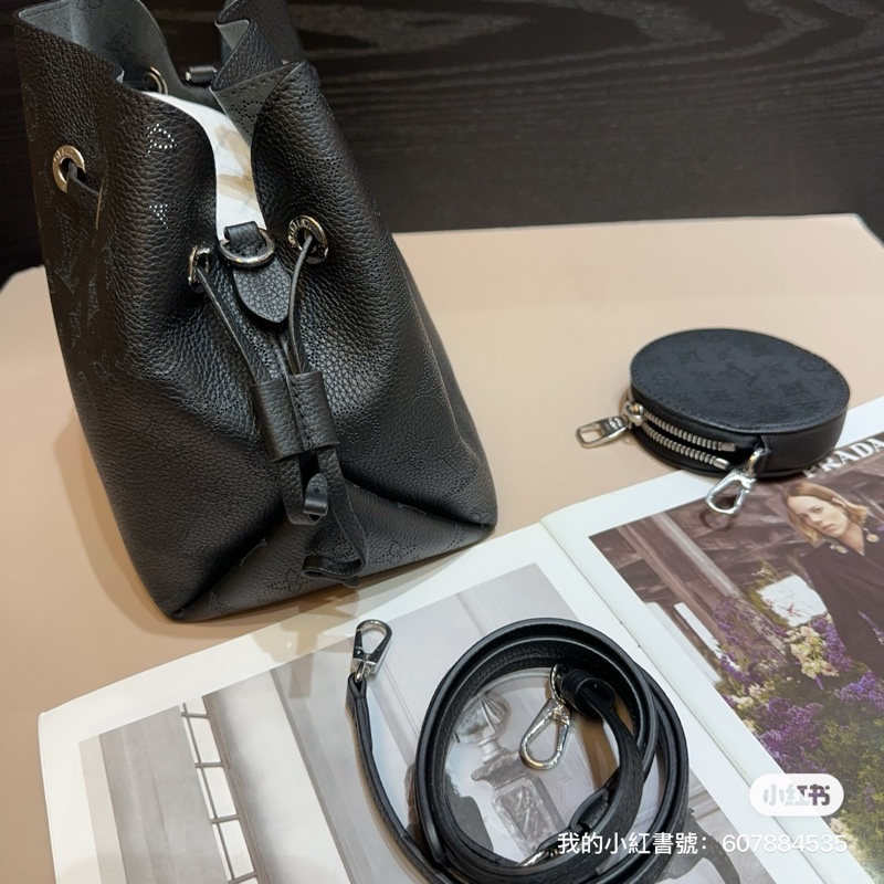 LV 黑牛皮銀釦Bella束口肩斜包 M57070-3