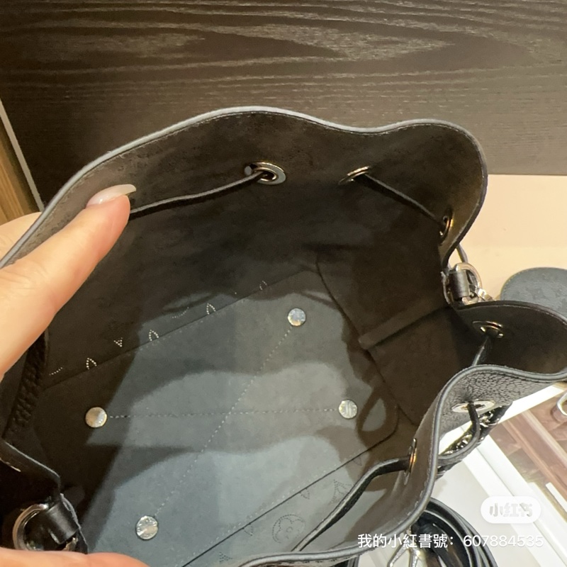 LV 黑牛皮銀釦Bella束口肩斜包 M57070-4