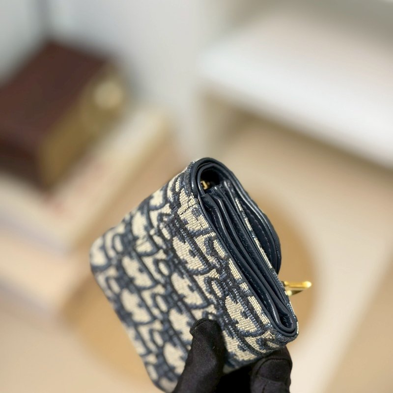 🏷Dior.Saddle Lotus 緹花三折短夾-11