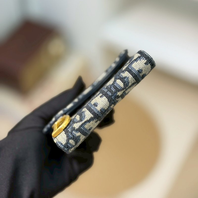 🏷Dior.Saddle Lotus 緹花三折短夾-12