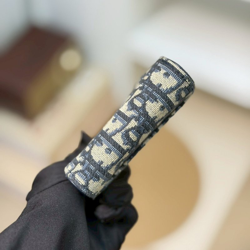 🏷Dior.Saddle Lotus 緹花三折短夾-13