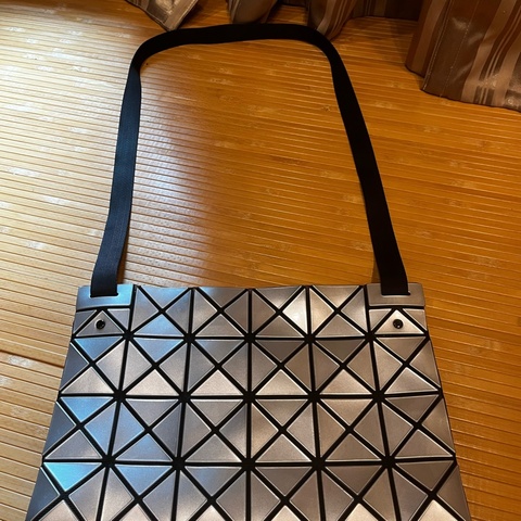 三宅一生銀色斜背/側背包