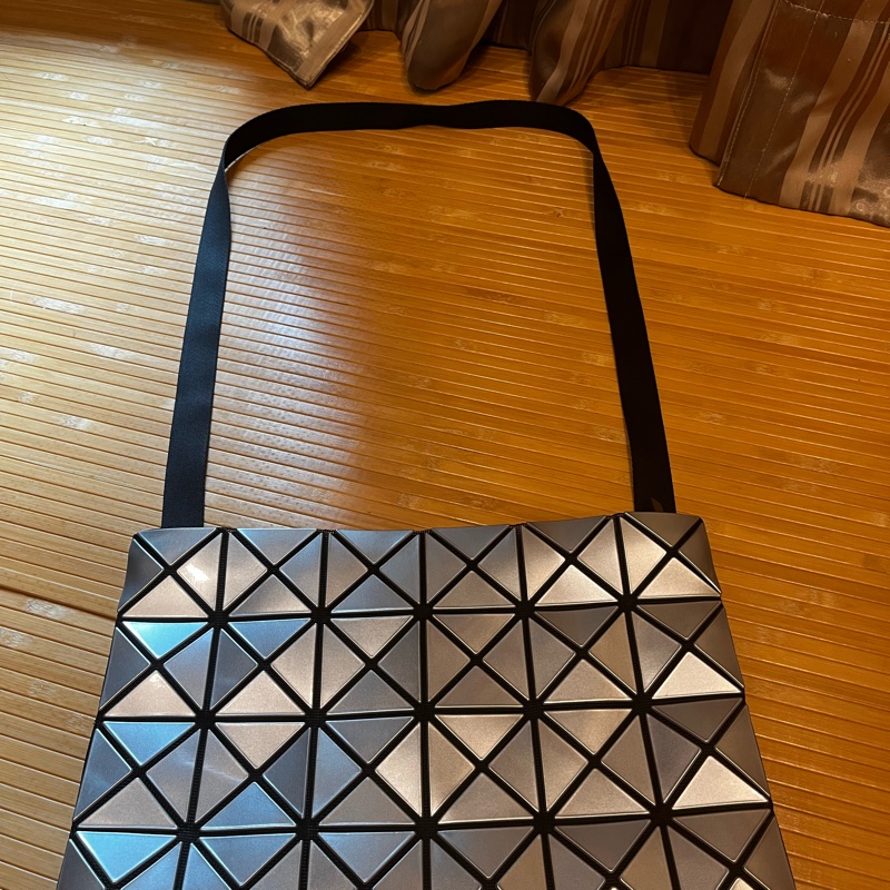 三宅一生銀色斜背/側背包-1