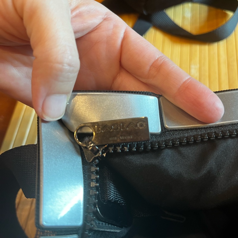 三宅一生銀色斜背/側背包-3