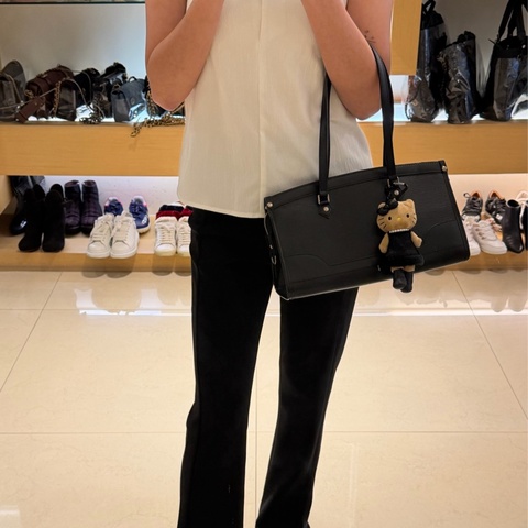 LV黑EPI三角肩背包 上班包