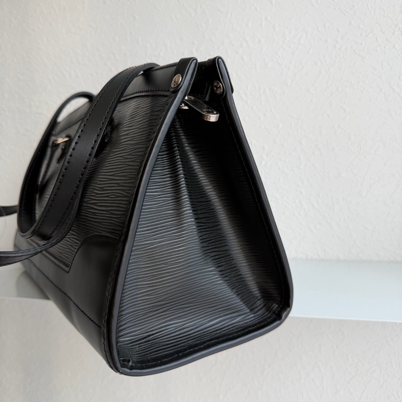 LV黑EPI三角肩背包 上班包-2