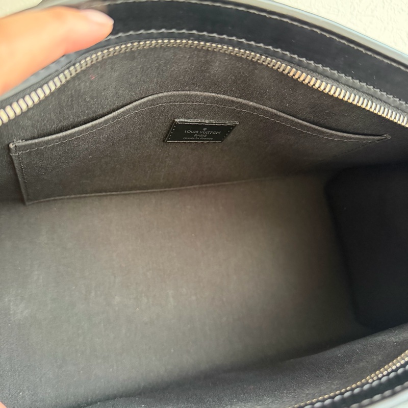 LV黑EPI三角肩背包 上班包-3