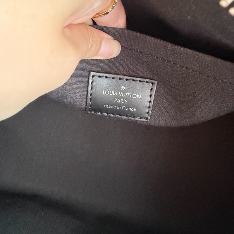 LV黑EPI三角肩背包 上班包-4