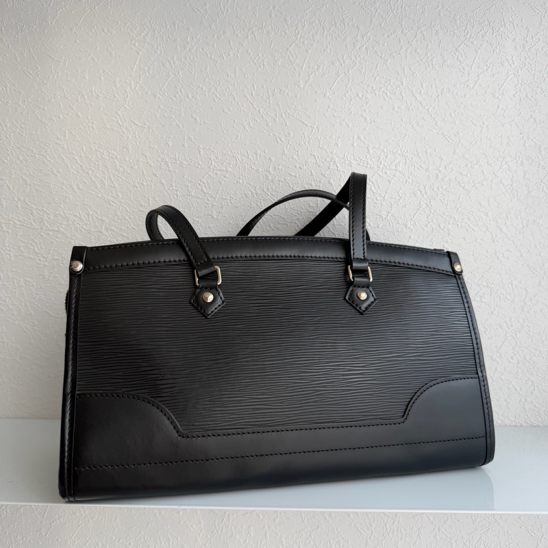 LV黑EPI三角肩背包 上班包-6