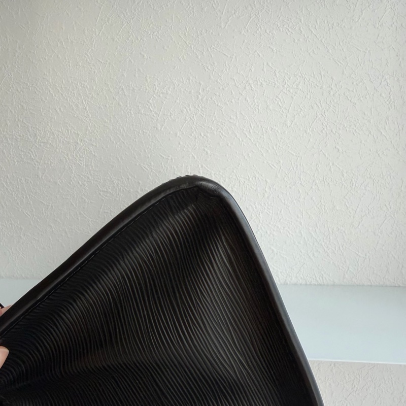 LV黑EPI三角肩背包 上班包-8