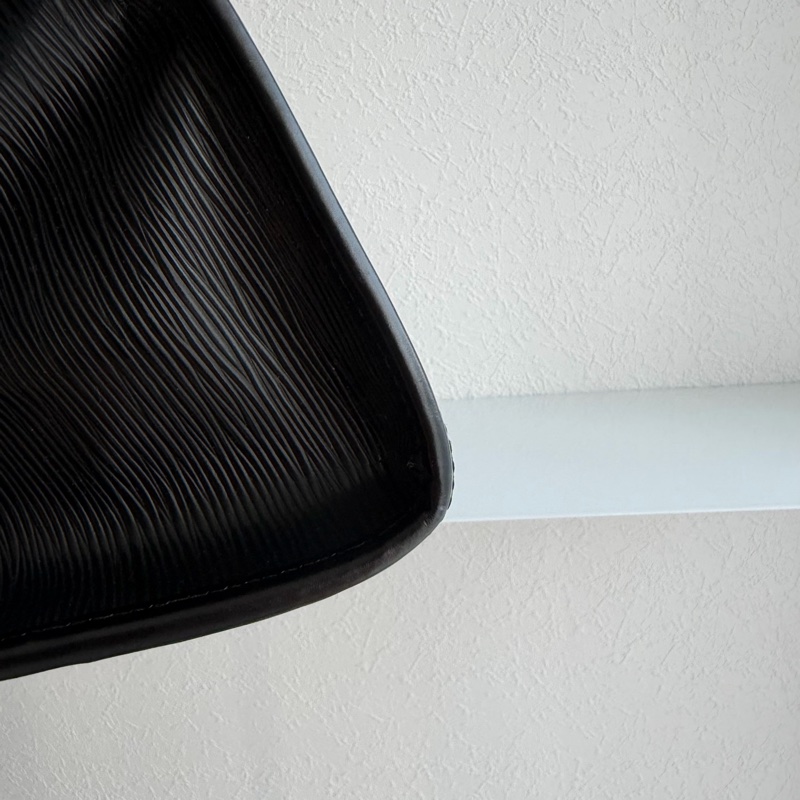 LV黑EPI三角肩背包 上班包-9