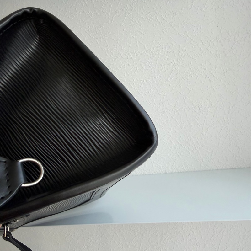 LV黑EPI三角肩背包 上班包-11