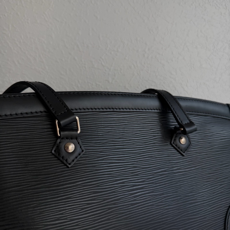 LV黑EPI三角肩背包 上班包-13