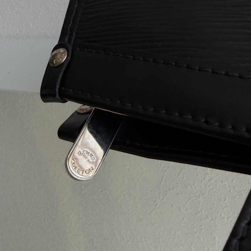 LV黑EPI三角肩背包 上班包-17