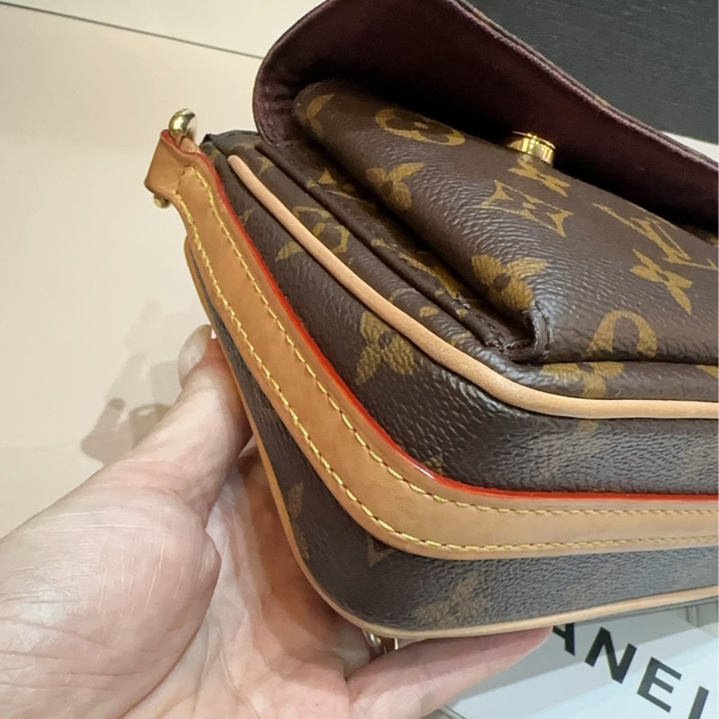 LV 原花金釦Vivacite雙口袋肩斜背包 M46999-7