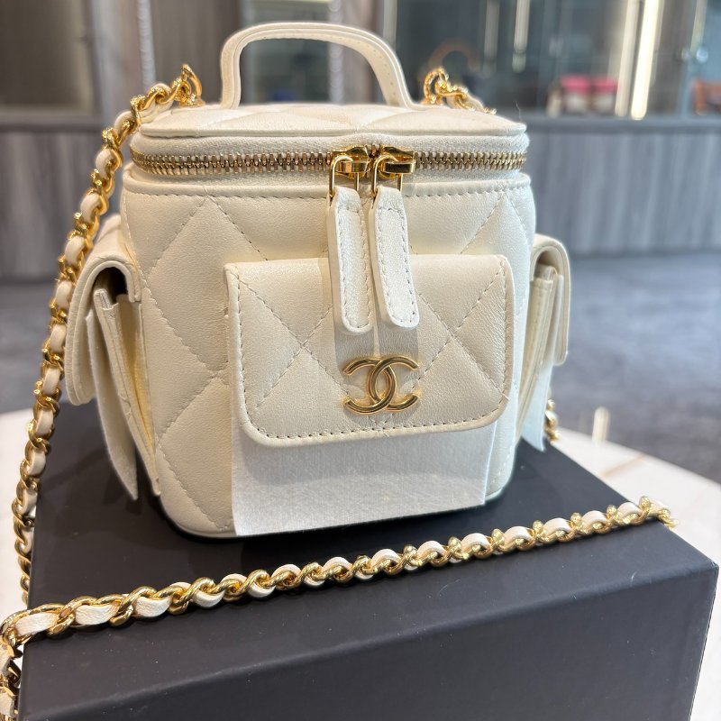 *SHIHNA名牌精品* CHANEL 白色菱格紋皮革小型化妝箱鍊包 (芯片款)-0