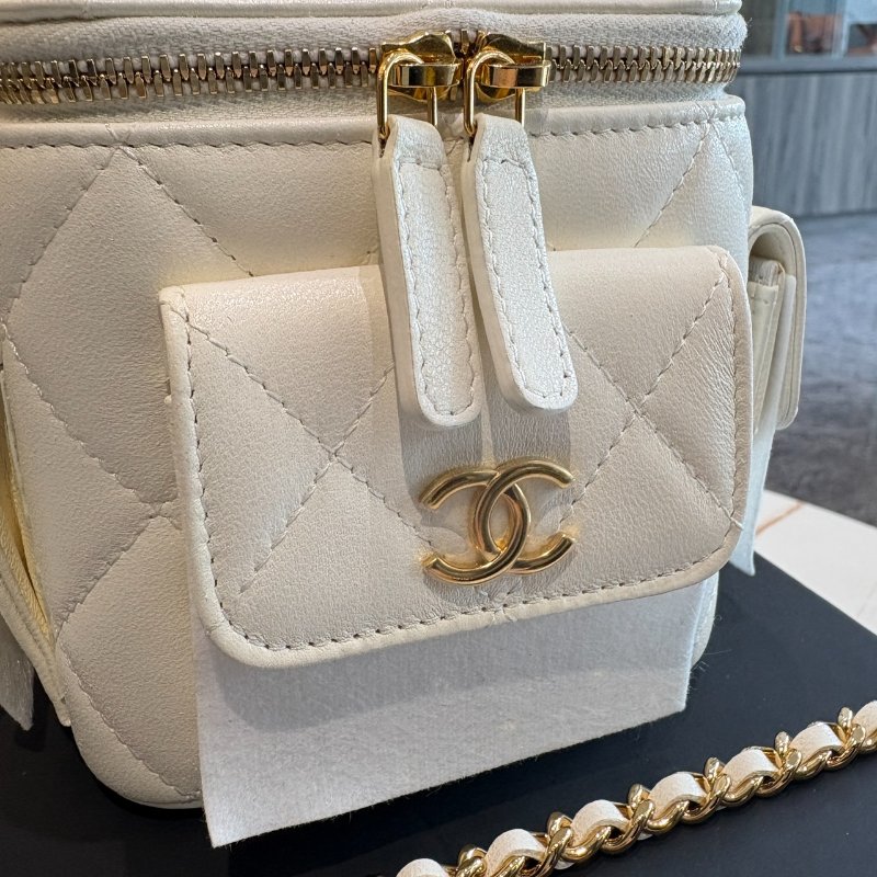 *SHIHNA名牌精品* CHANEL 白色菱格紋皮革小型化妝箱鍊包 (芯片款)-1