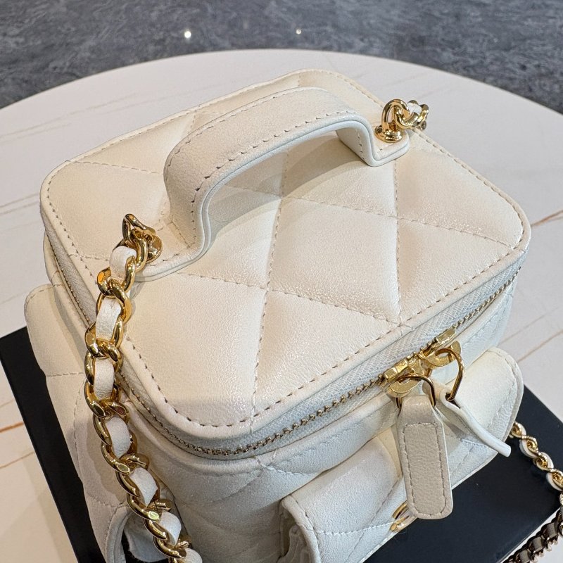 *SHIHNA名牌精品* CHANEL 白色菱格紋皮革小型化妝箱鍊包 (芯片款)-5