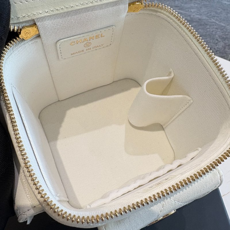 *SHIHNA名牌精品* CHANEL 白色菱格紋皮革小型化妝箱鍊包 (芯片款)-7