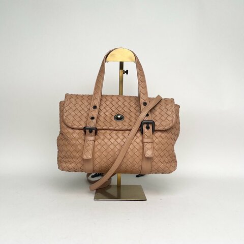 BOTTEGA VENETA 奶茶色牛皮鎢鋼扣經典編織郵差包28肩背包