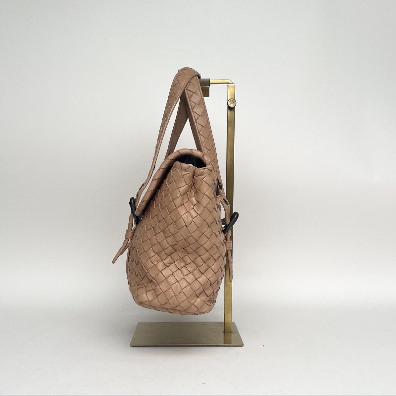 BOTTEGA VENETA 奶茶色牛皮鎢鋼扣經典編織郵差包28肩背包-1