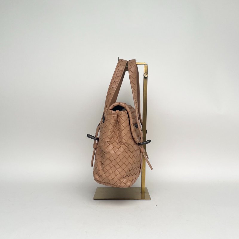 BOTTEGA VENETA 奶茶色牛皮鎢鋼扣經典編織郵差包28肩背包-3