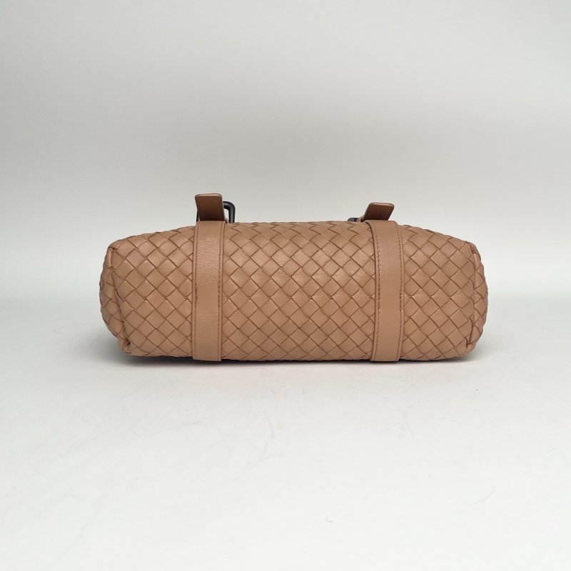 BOTTEGA VENETA 奶茶色牛皮鎢鋼扣經典編織郵差包28肩背包-4