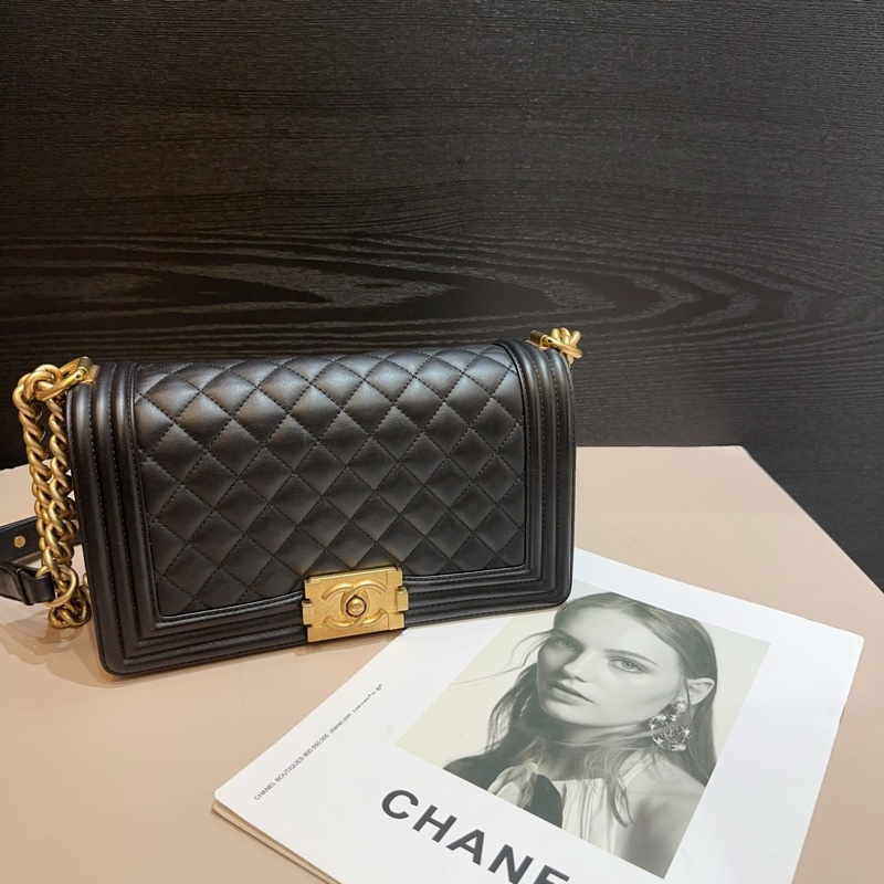 Chanel 黑羊皮霧金釦斜Boy25-0