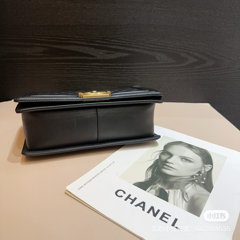 Chanel 黑羊皮霧金釦斜Boy25-2