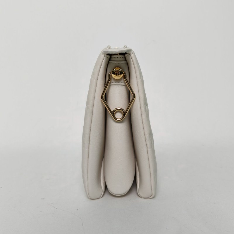 LOUIS VUITTON Coussin小號26白色羊皮晶片肩背包-1