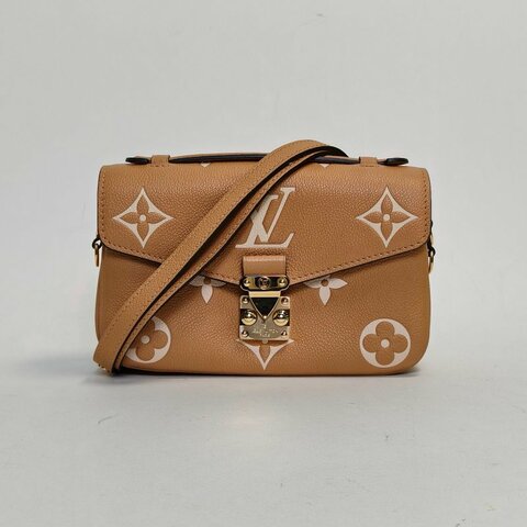 LOUIS VUITTON MetisPochetteEastWest橫版郵差包焦糖色牛皮金扣晶片老花壓紋肩背包