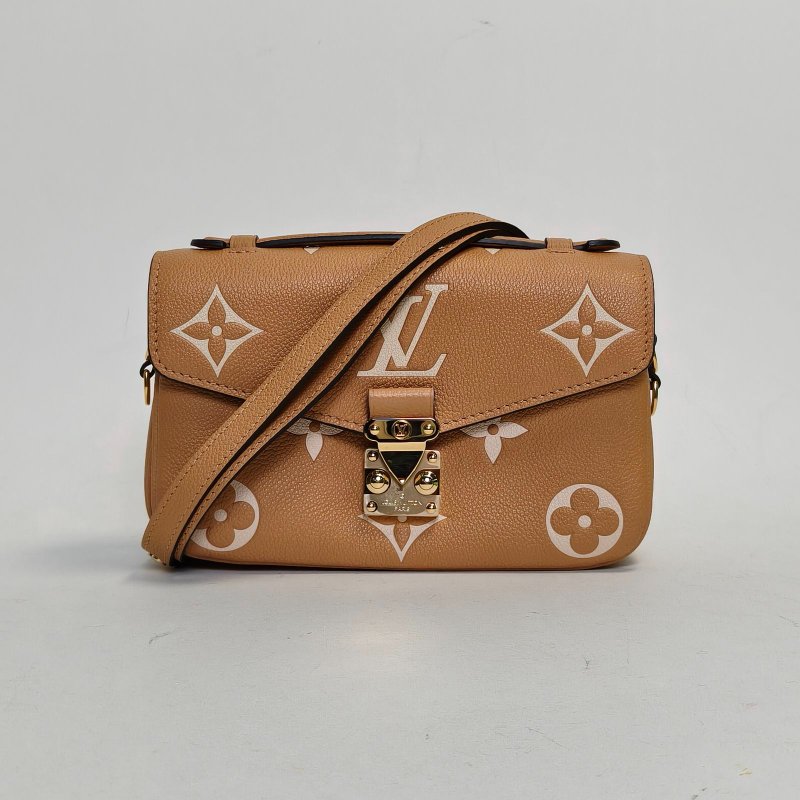LOUIS VUITTON MetisPochetteEastWest橫版郵差包焦糖色牛皮金扣晶片老花壓紋肩背包-0